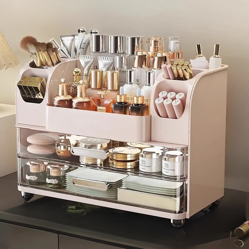 organisateur de maquillage rose plastique avec produits rangés