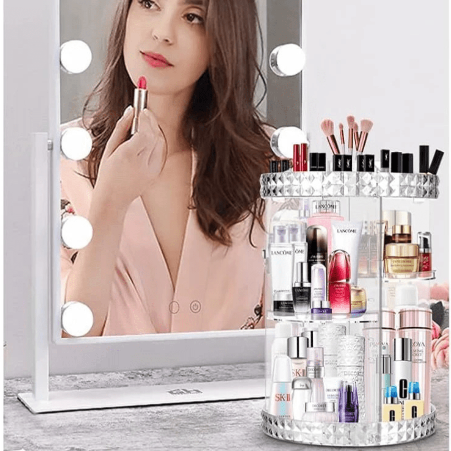 Organisateur de maquillage avec femme qui fait son maquillage