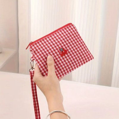 pochette de maquillage dans la main