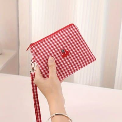 pochette de maquillage dans la main
