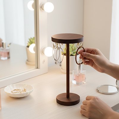 Porte bijoux en bois brun avec des boucle oreilles