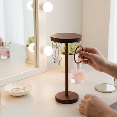 Porte bijoux en bois brun avec des boucle oreilles