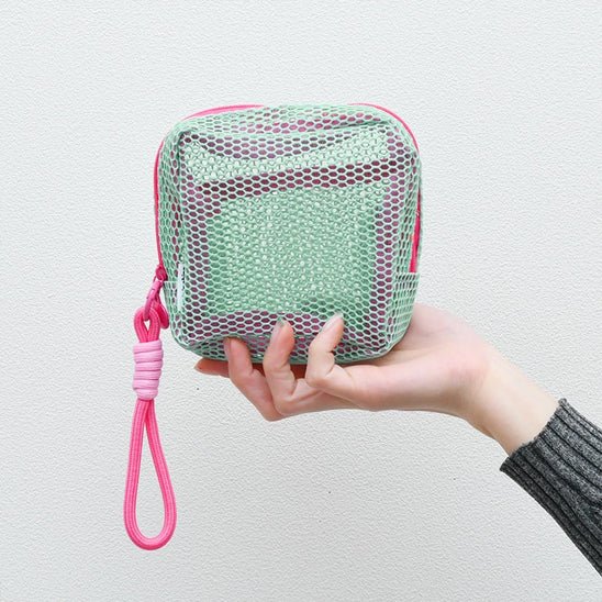 Trousse a maquillage verte en filet