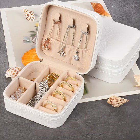 Boîte à bijoux blanc pour les bagues et collier en voyage