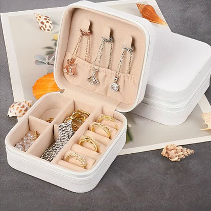 Boîte à bijoux blanc pour les bagues et collier en voyage