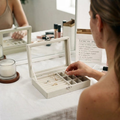 Boite à bijoux ouverte avec ses bijoux
