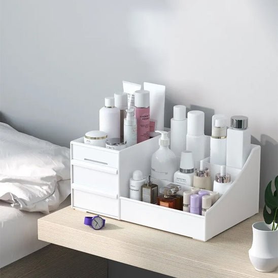 Boite à rangement maquillage sur un bureau 