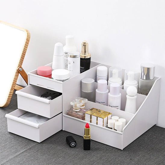 Boite à rangement maquillage blanc avec produits de cosmétique