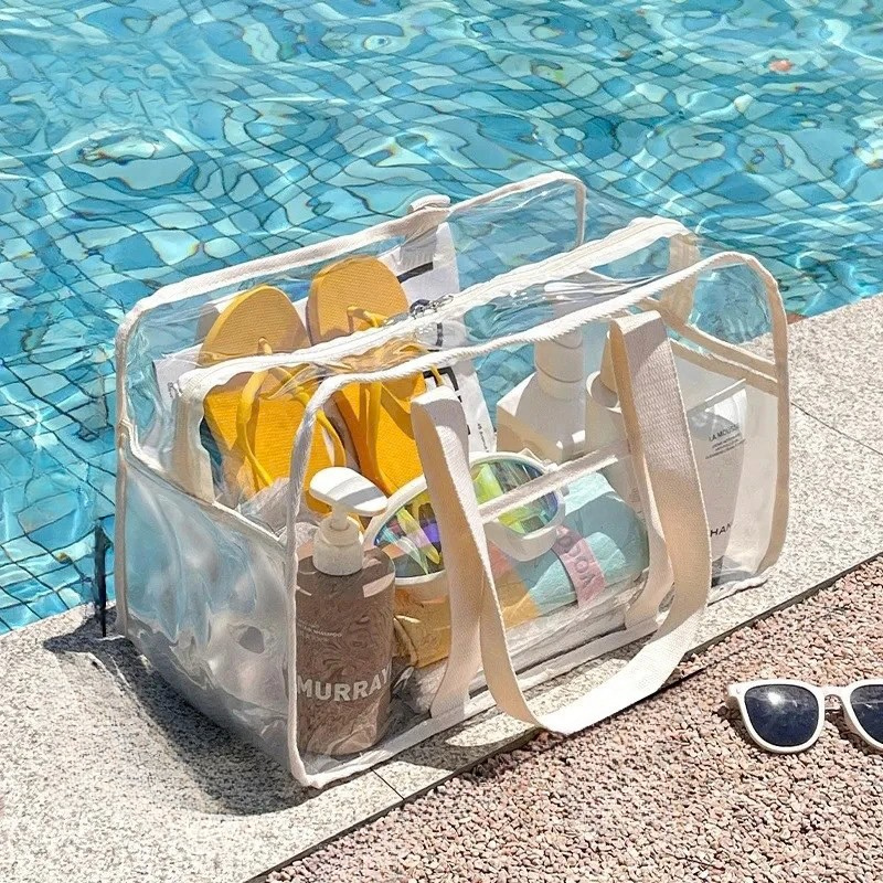 grande trousse de toilette blanc crème transparente près piscine