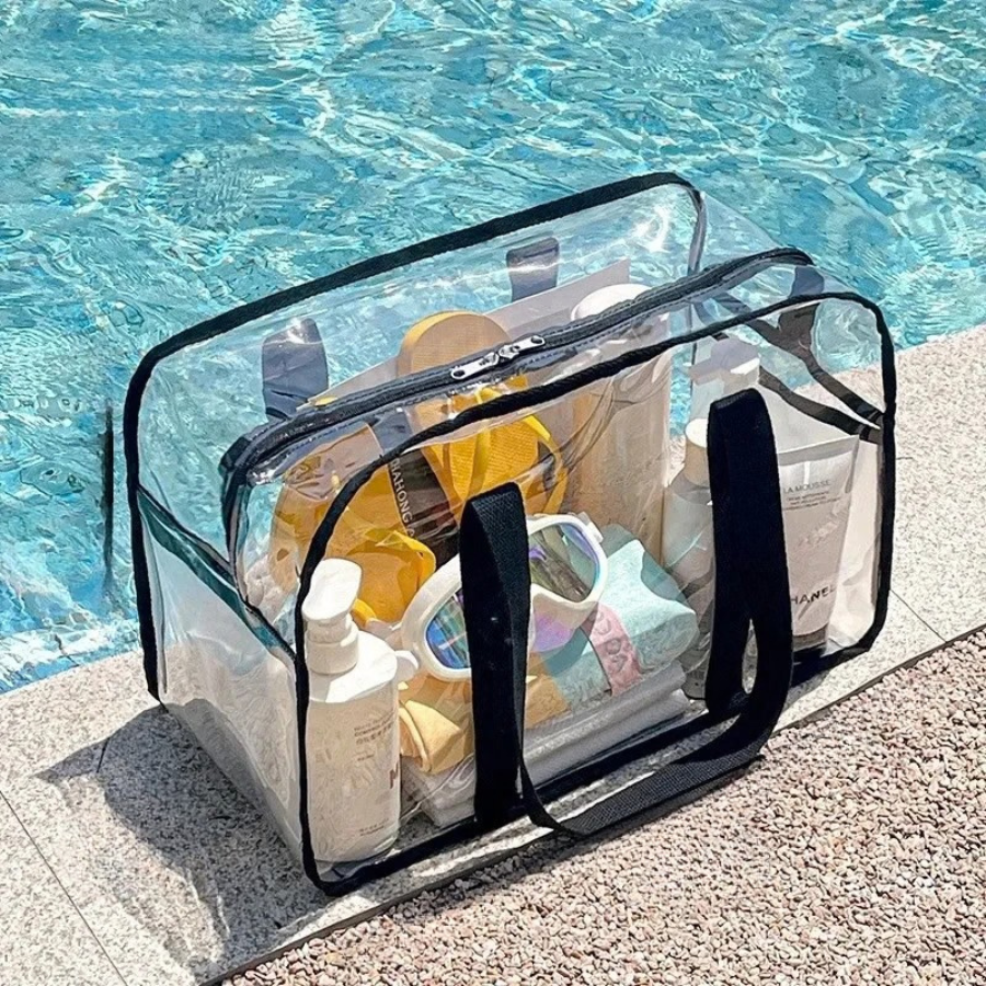 Grande trousse de toilette noir près de la piscine