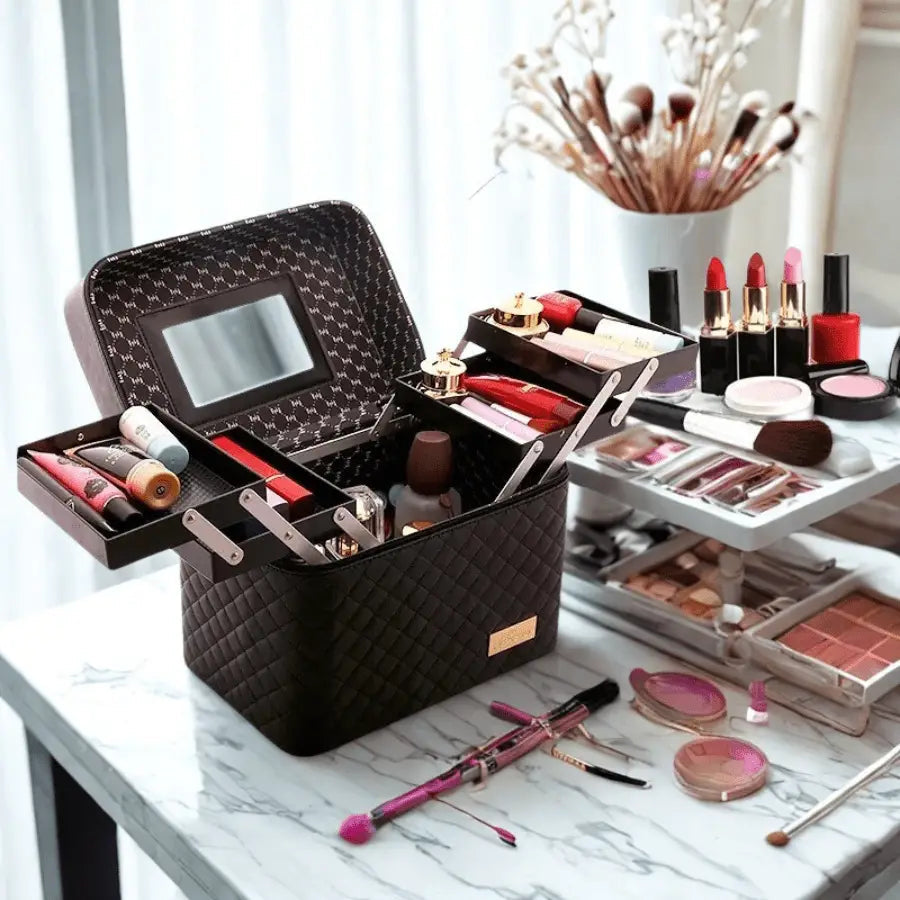 Malette maquillage noir sur table avec cosmétique