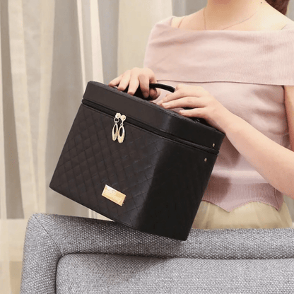 Malette maquillage noir sur les genoux femme