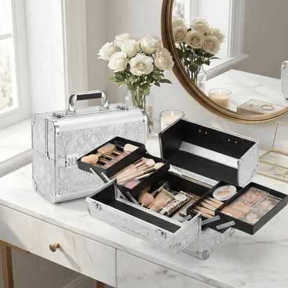 malette maquillage professionnel argent sur coiffeuse