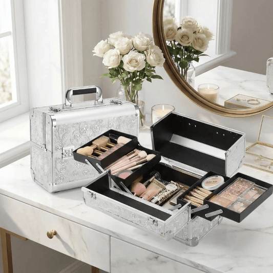 malette maquillage professionnel argent sur coiffeuse