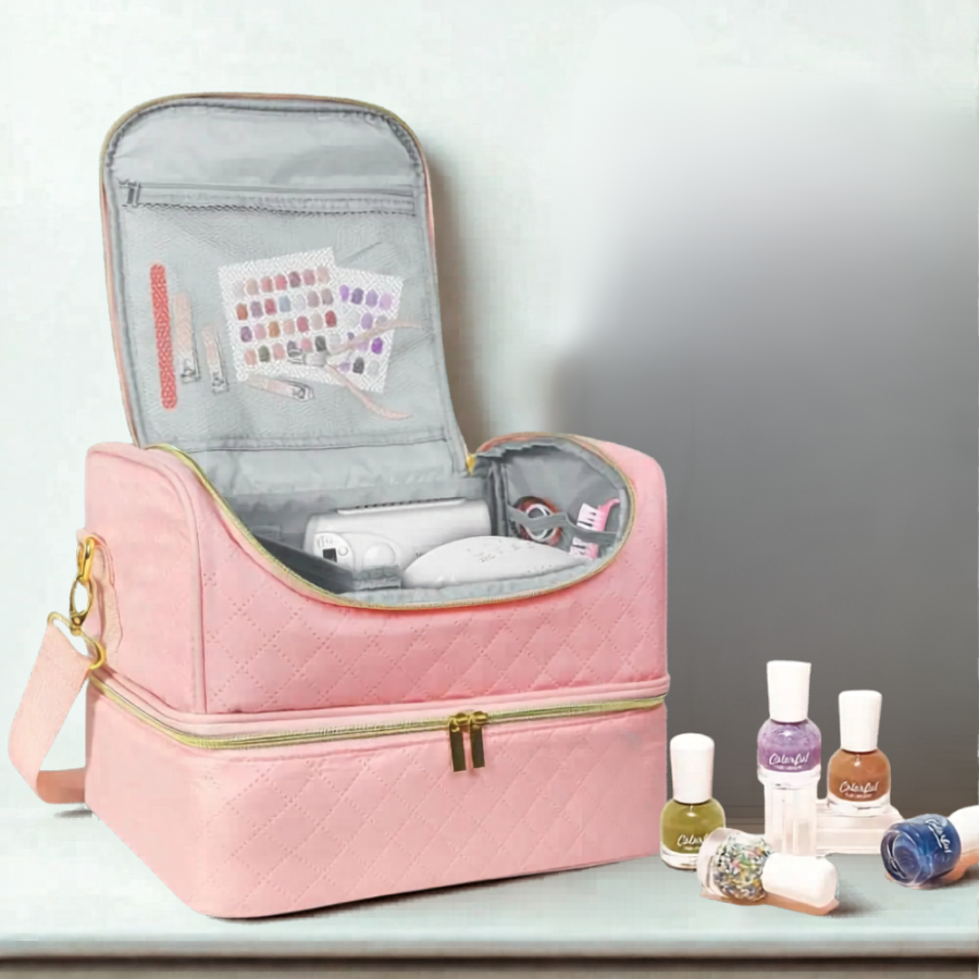 mallette maquillage rose ouverte avec produit