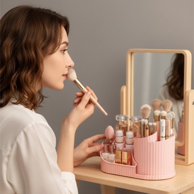 Organisateur pour maquillage rose sur coiffeuse