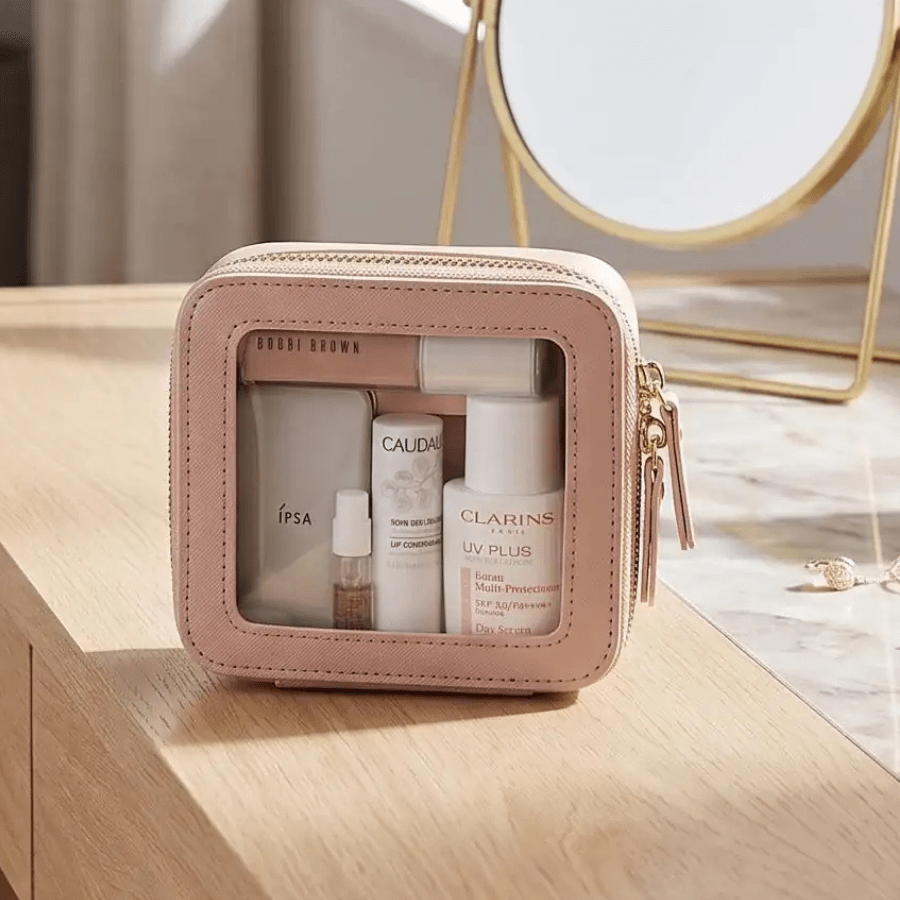 petite trousse de toilette femme rose sur bureau