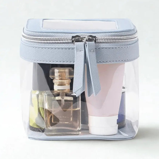 petite trousse de toilette bleu avec produits