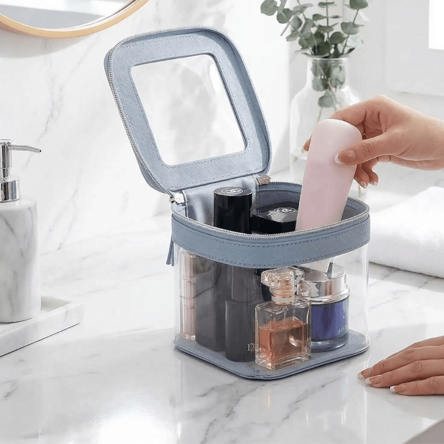 petite trousse de toilette ouverte avec ses produits intérieur
