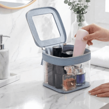petite trousse de toilette ouverte avec ses produits intérieur