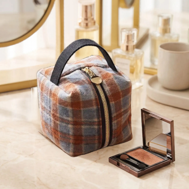 petite trousse maquillage en laine carreaux