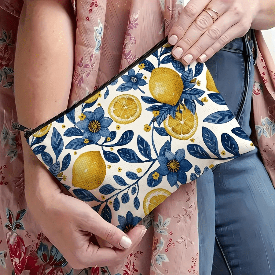 pochette à maquillage main de femme