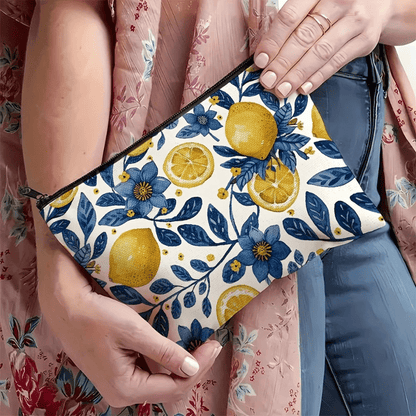 pochette à maquillage main de femme