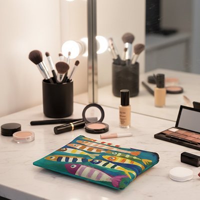 pochette à maquillage sur coiffeuse