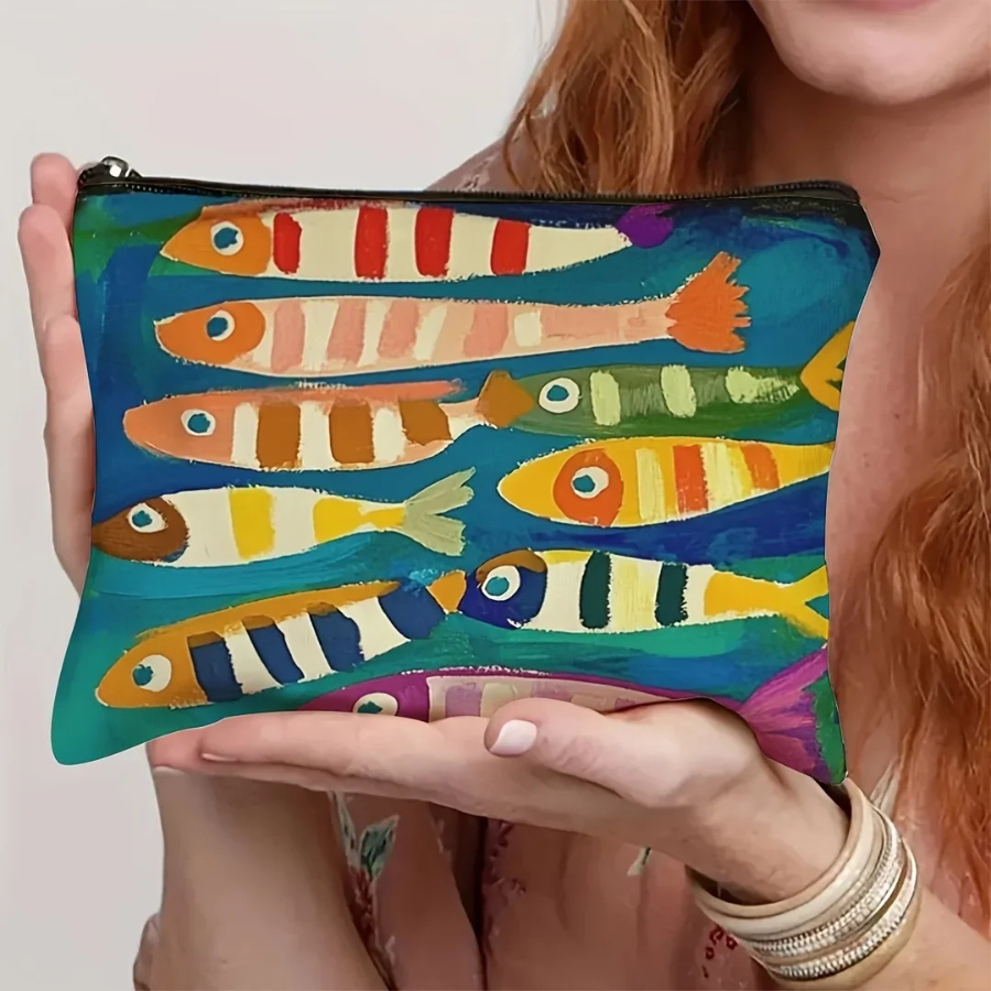 pochette à maquillage dans une main avec motif de poisson