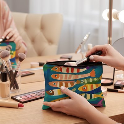 pochette à maquillage avec main qui la tien