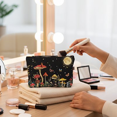 Pochette de maquillage sur coiffeuse femme