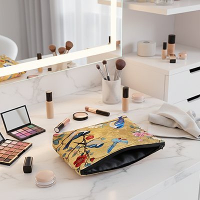 pochette maquillage jaune sur vanité
