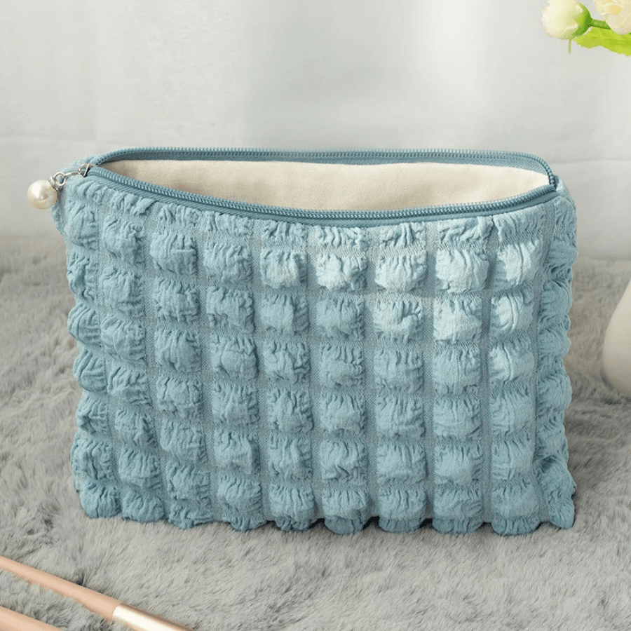 pochette pour maquillage bleu gaufrée