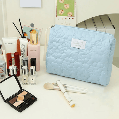 pochette pour maquillage bleu avec cosmétique