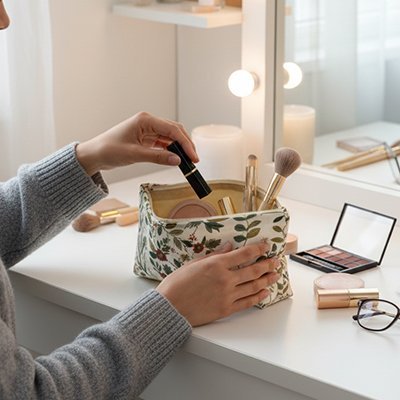 Pochette pour maquillage avec femme