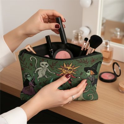 Pochette pour  maquillage vert avec cosmétique