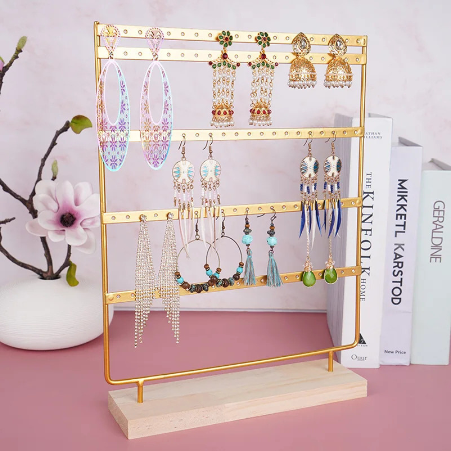 porte boucle d'oreille doré avec base en bois