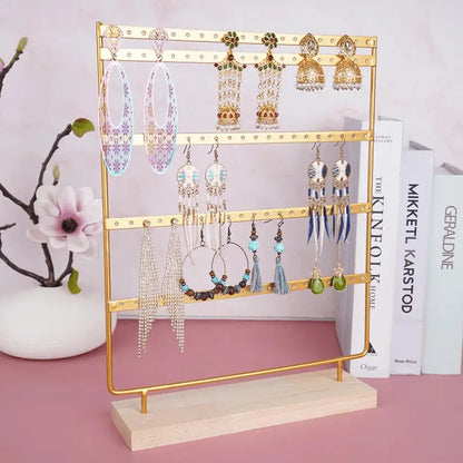 porte boucle d'oreille doré avec base en bois