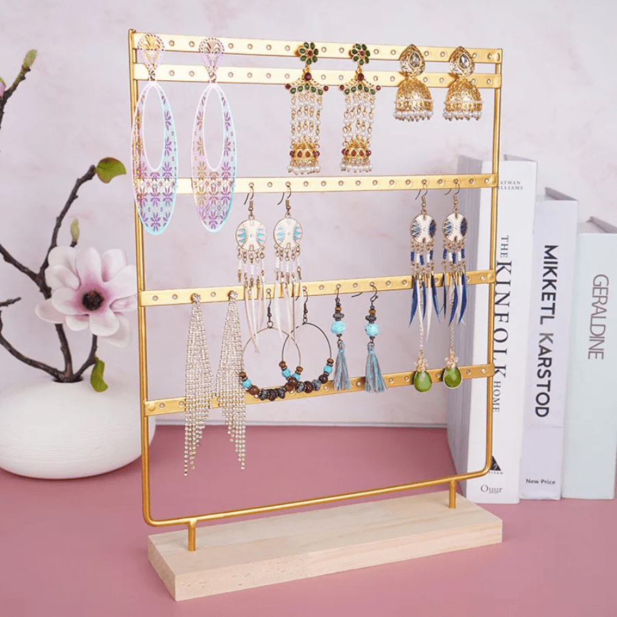 porte boucle d'oreille doré avec base en bois