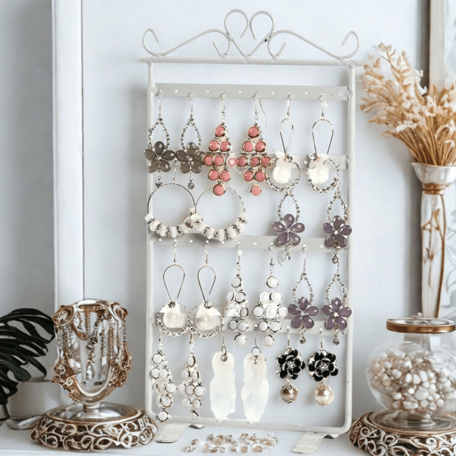 porte boucle d'oreille blanc