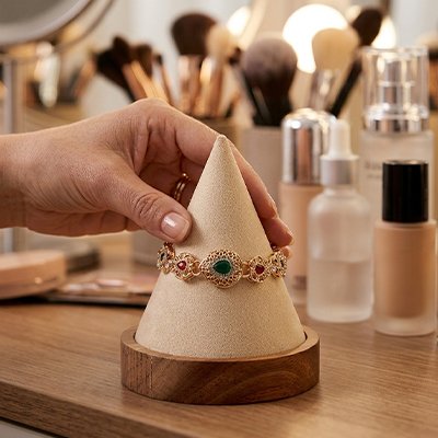 Porte bracelet​ conique avec bijoux