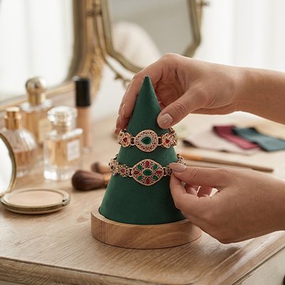 Porte bracelet​ conique range bijoux
