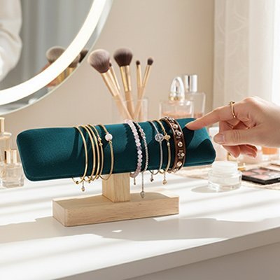 Porte bracelet​ avec ses bijoux
