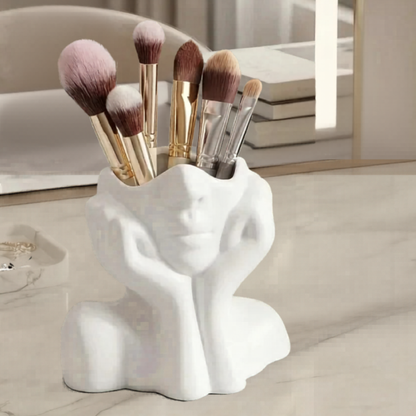 pot à pinceaux maquillage blanc mains fermées