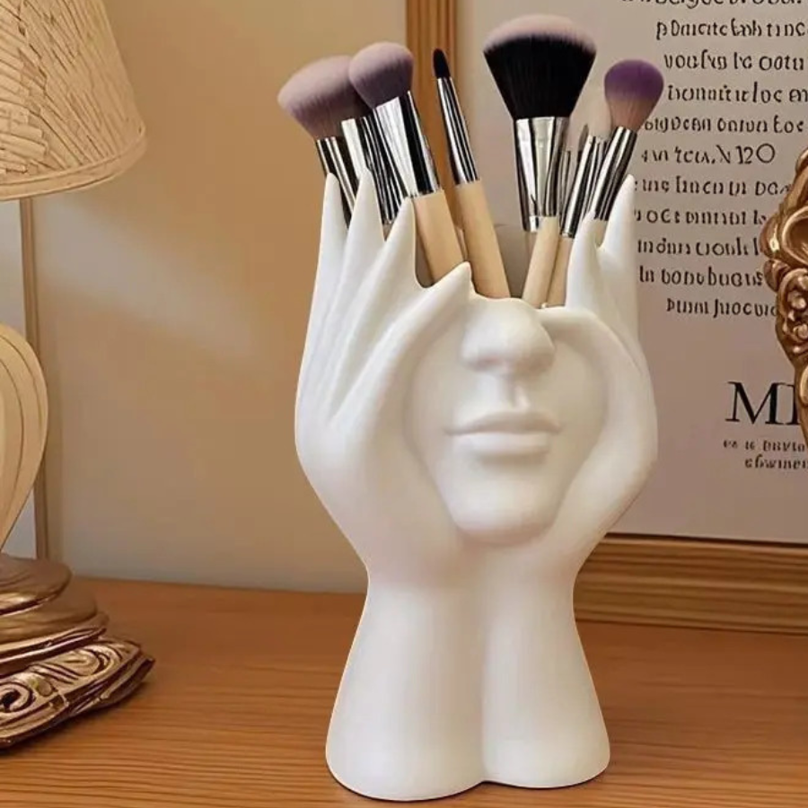 pot à pinceaux maquillage avec ses pinceaux