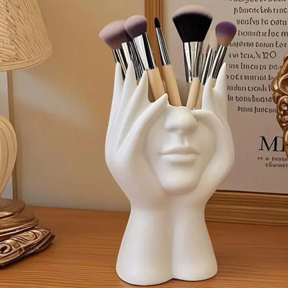 pot à pinceaux maquillage avec ses pinceaux