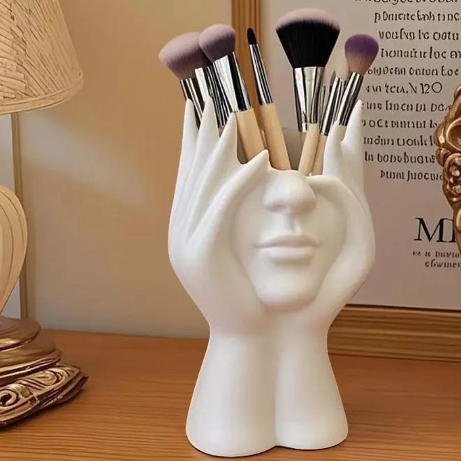pot à pinceaux maquillage avec ses pinceaux
