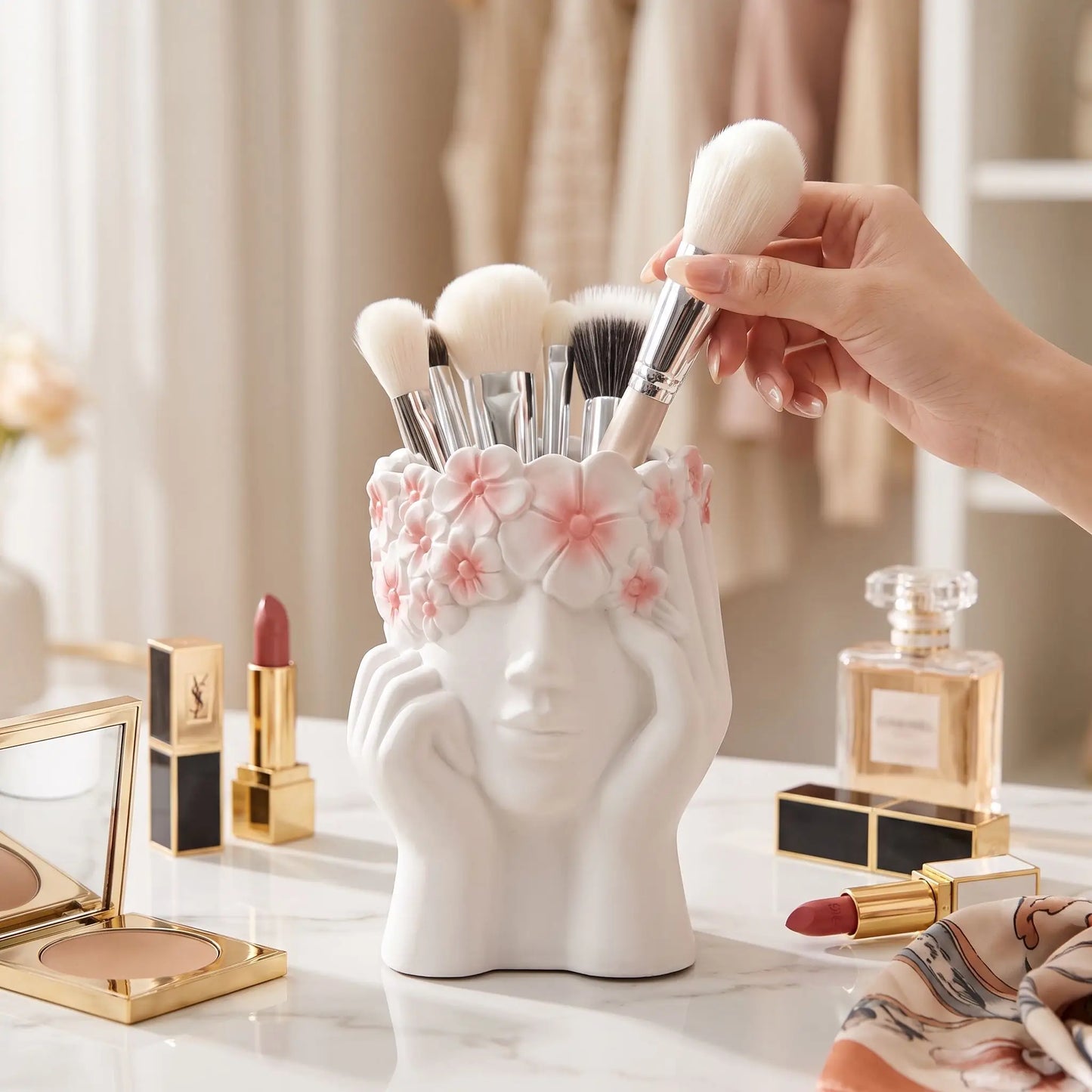 pot de rangement pinceau maquillage main au visage