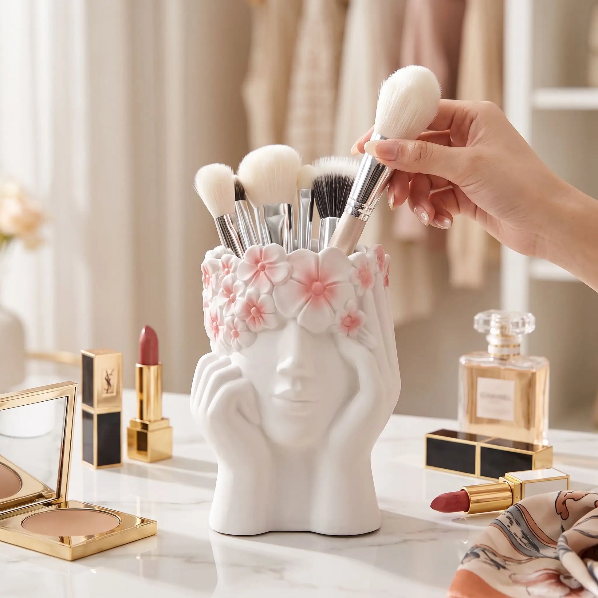 pot de rangement pinceau maquillage main au visage