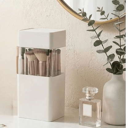 pot pinceaux maquillage blanc plastique sur bureau avec pinceaux